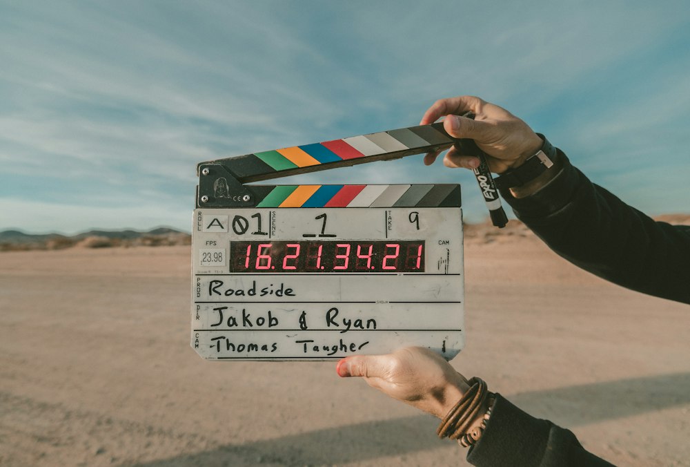 لوح التصوير في موقع تصوير يرمز إلى إنتاج الفيديو والسرد البصري